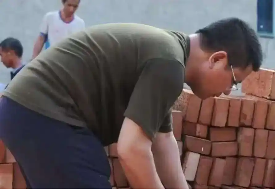 Doanh nhân nghìn tỷ tự tin đến công trường làm công nhân nhưng ngày đầu đã suýt bị đuổi việc: “Chưa thấy ai kém như anh”- Ảnh 2.