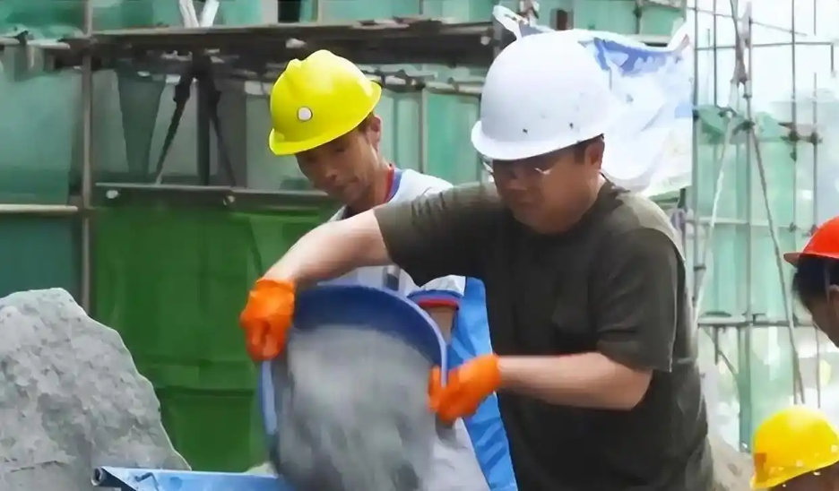 Doanh nhân nghìn tỷ tự tin đến công trường làm công nhân nhưng ngày đầu đã suýt bị đuổi việc: “Chưa thấy ai kém như anh”- Ảnh 4.