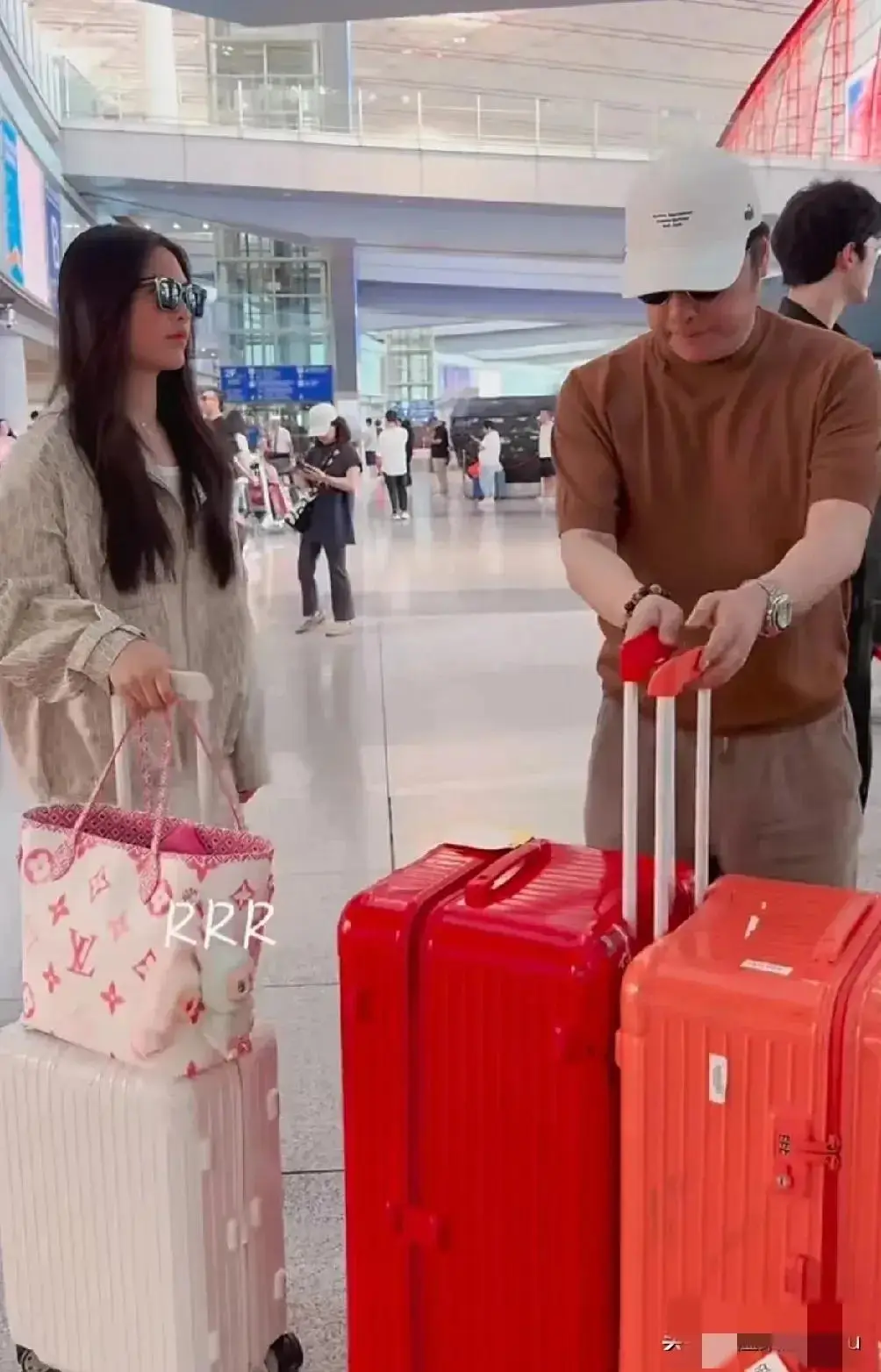 Con gái MC giàu nhất showbiz 15 tuổi đã có Rolls-Royce riêng: phong thái tài phiệt trong cốt cách, 1 cử chỉ ở sân bay nhận mưa lời khen vì cách giáo dục của mẹ- Ảnh 1.