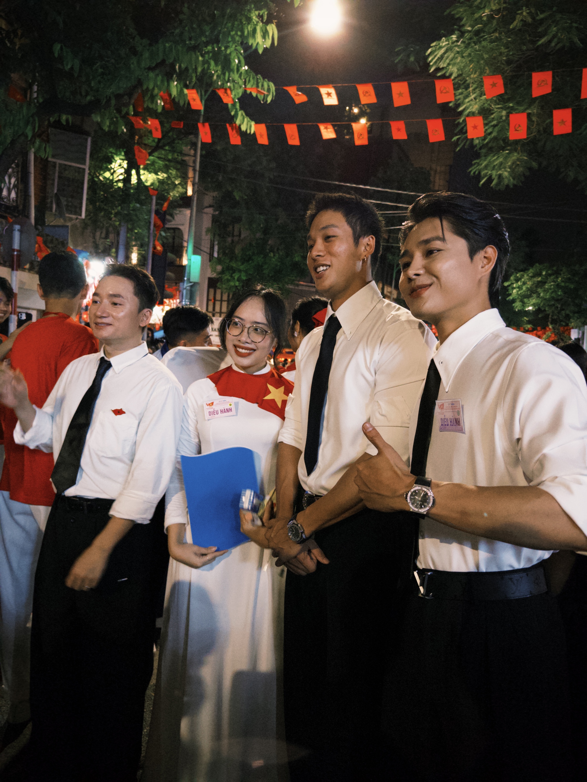 Dàn nghệ sĩ tươi rói trước thềm Tổng duyệt diễu hành 2/9: MONO và Hoà Minzy được người dân vây kín, nữ diễn viên là Thượng uý công an gây sốt!- Ảnh 24. Dàn nghệ sĩ tươi rói trước thềm Tổng duyệt diễu hành 2/9: MONO và Hoà Minzy được người dân vây kín, nữ diễn viên là Thượng uý công an gây sốt!- Ảnh 24.