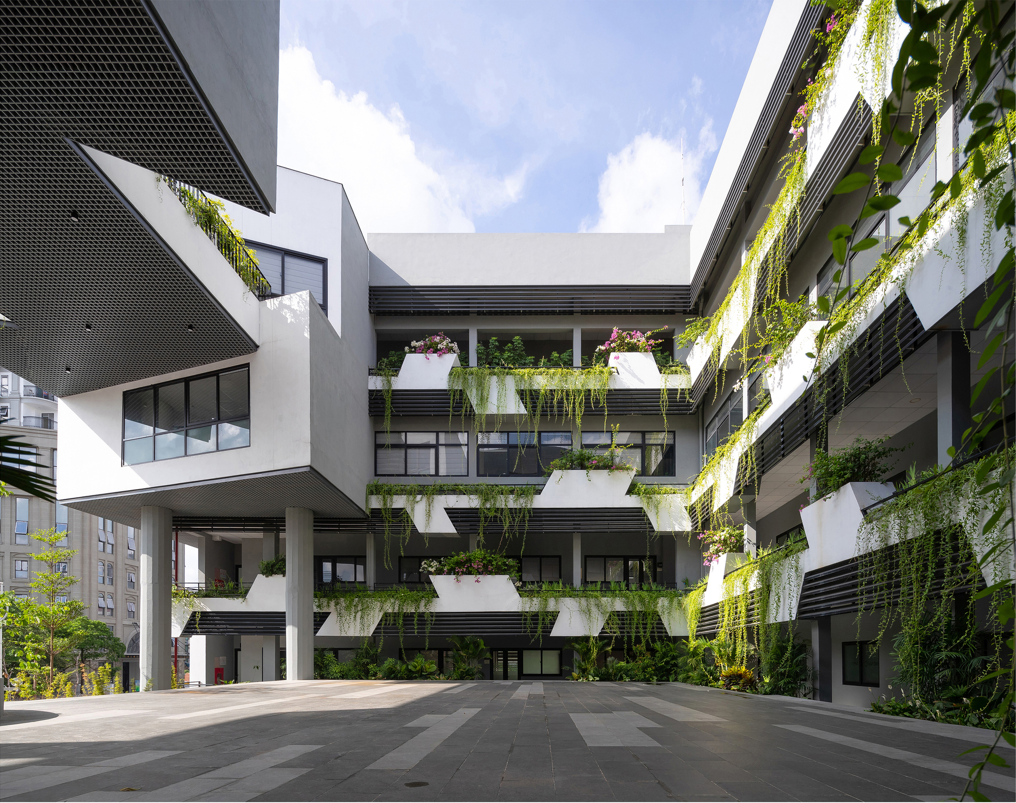 Được cải tạo từ 1 trường tiểu học cũ, công trình hơn 2.000m2 hình chữ U này gây ấn tượng với thiết kế bất đối xứng, còn giành giải quốc tế danh giá- Ảnh 1. Được cải tạo từ 1 trường tiểu học cũ, công trình hơn 2.000m2 hình chữ U này gây ấn tượng với thiết kế bất đối xứng, còn giành giải quốc tế danh giá- Ảnh 1.