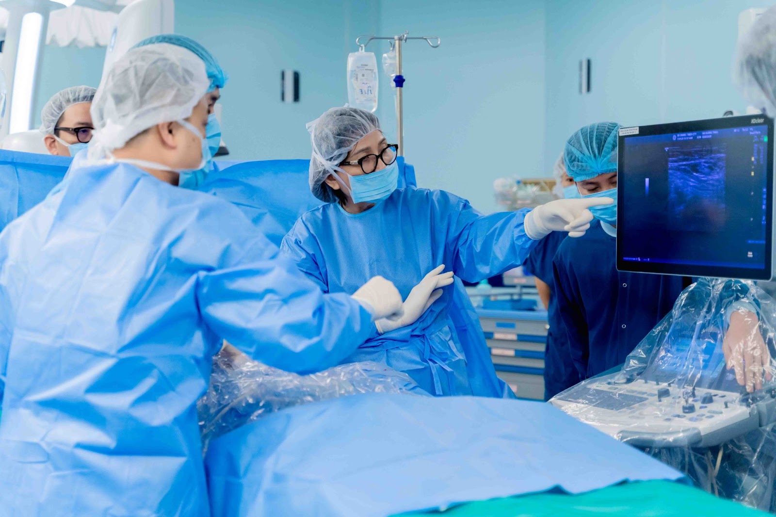 Lần đầu tiên tại Việt Nam, bệnh viện của tỷ phú Phạm Nhật Vượng làm được điều này- Ảnh 1.