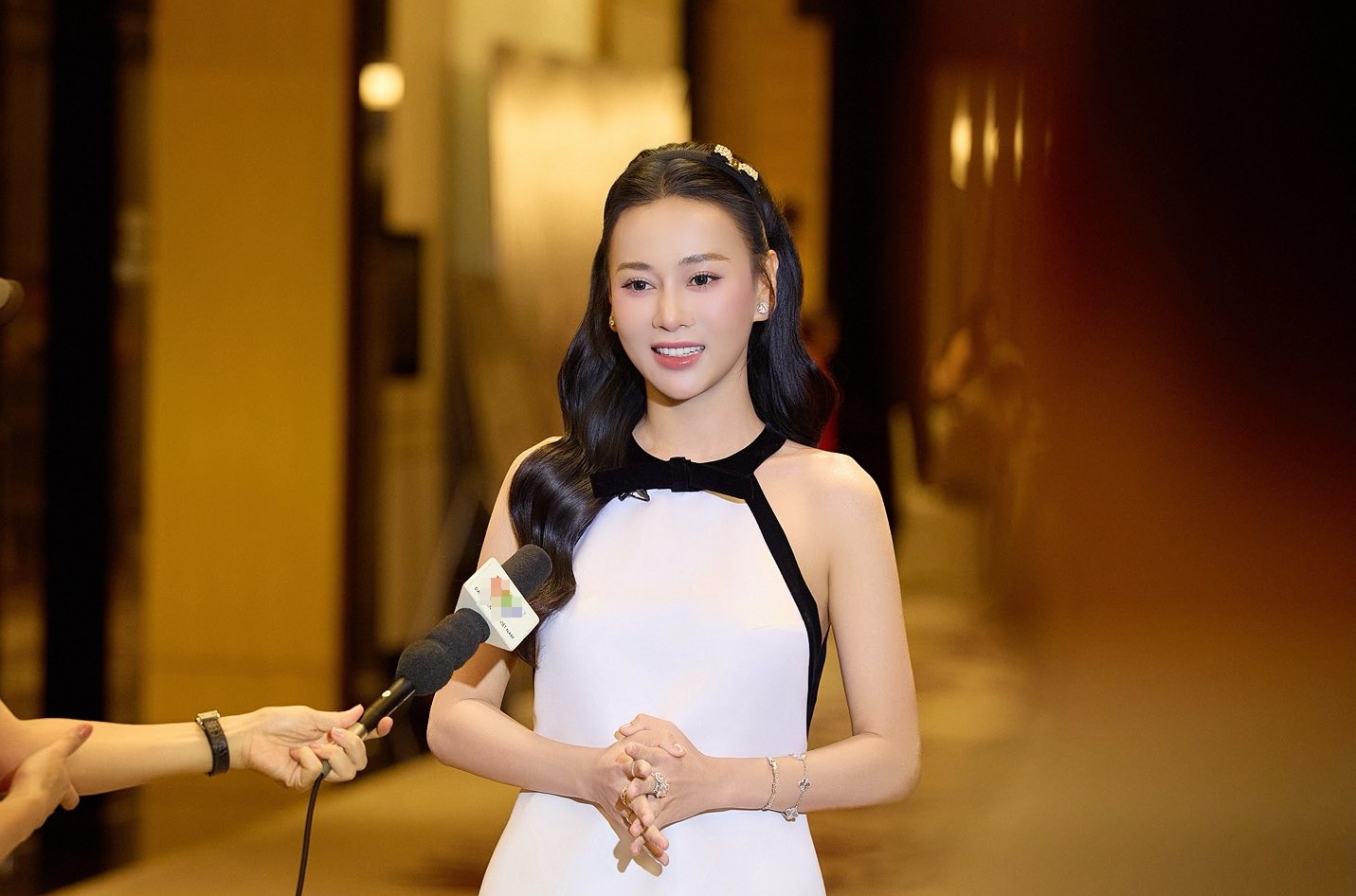 Diễn viên Phương Oanh - vợ Shark Bình: "Tôi bảo chồng sướng thật, cưới 1 cô mà thành 5,7 cô"- Ảnh 1.