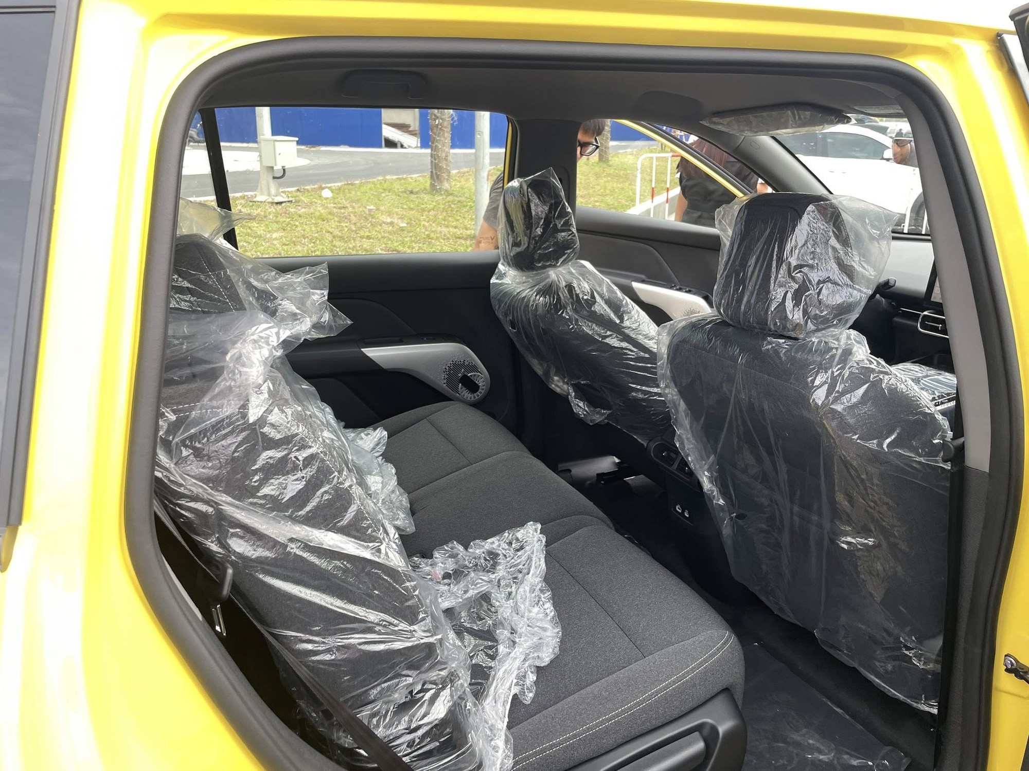 VinFast chính thức bàn giao mẫu MPV Limo Green đầu tiên cho khách hàng: giá 749 triệu đồng, trang bị xịn xò đe dọa Xpander, XL7, Veloz Cross- Ảnh 5.