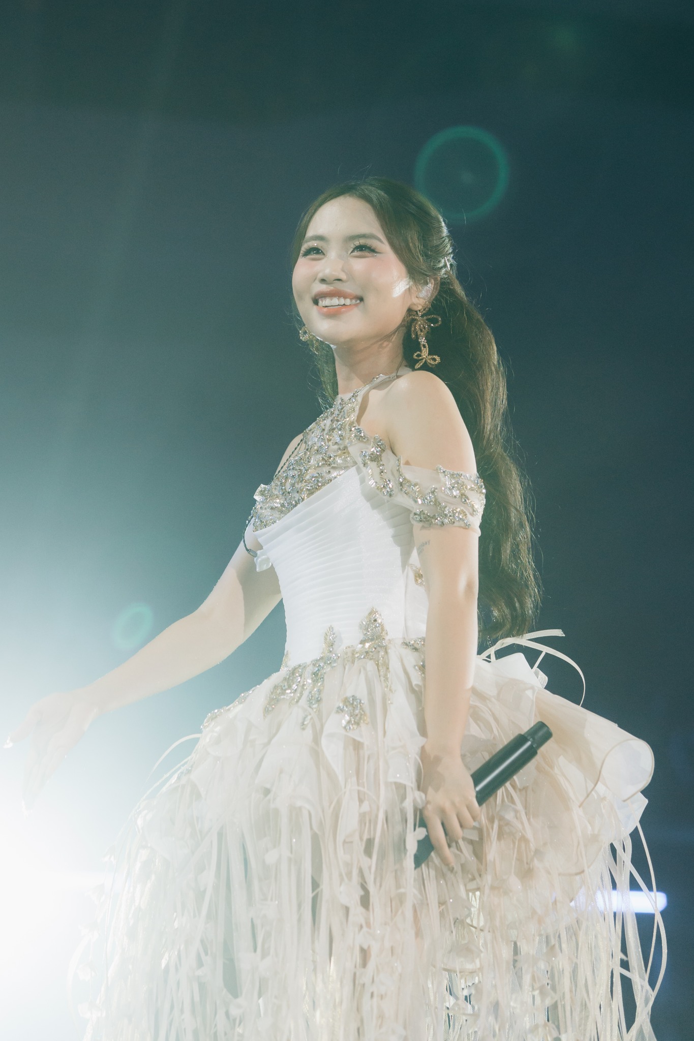 Quán quân Em Xinh Say Hi - Phương Mỹ Chi bật khóc: "Đã nhiều lần thấy pháo hoa chúc mừng nhưng bây giờ mới dành cho mình"- Ảnh 3. Quán quân Em Xinh Say Hi - Phương Mỹ Chi bật khóc: "Đã nhiều lần thấy pháo hoa chúc mừng nhưng bây giờ mới dành cho mình"- Ảnh 3.