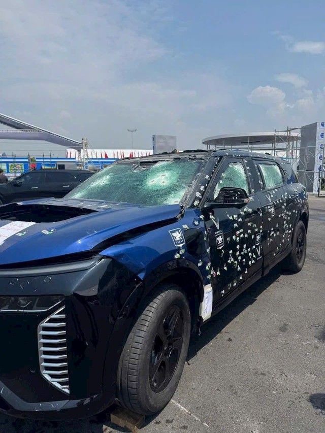 Xe VinFast VF 9 limousine chi chít vết đạn bắn, tổng hơn 400 phát: Hé lộ về đơn vị nâng cấp chống đạn- Ảnh 2.