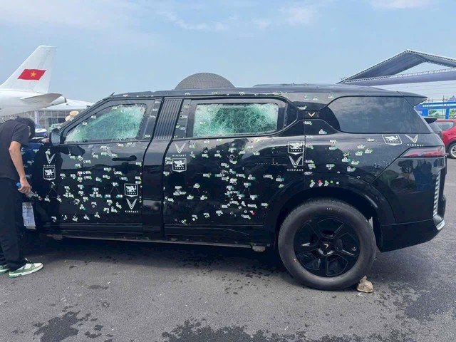 Xe VinFast VF 9 limousine chi chít vết đạn bắn, tổng hơn 400 phát: Hé lộ về đơn vị nâng cấp chống đạn- Ảnh 1.