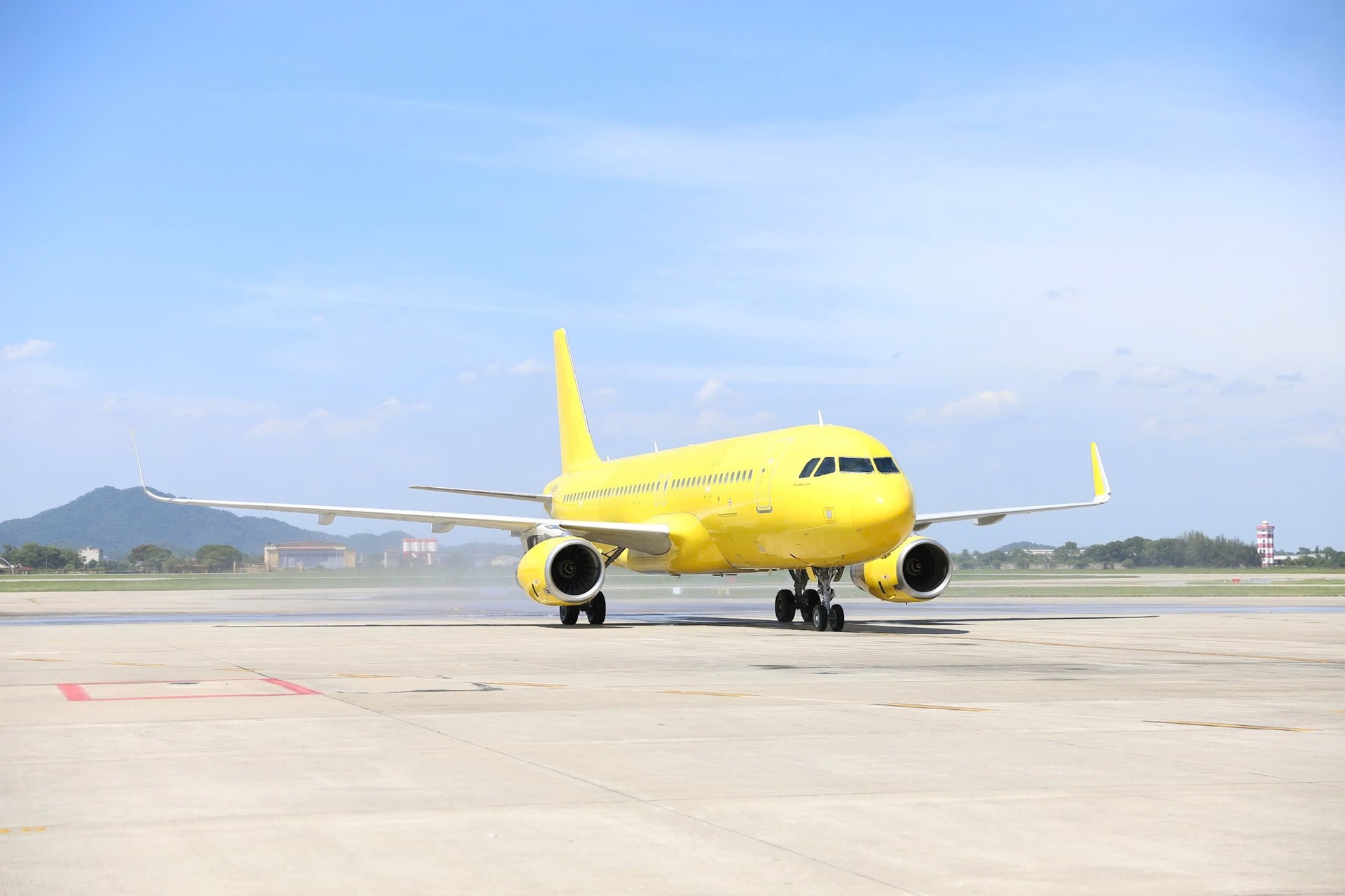 Vietravel Airlines đón thêm tàu bay Airbus thứ 2, cổ phiếu gia đình bầu Hiển tăng kịch trần- Ảnh 2.