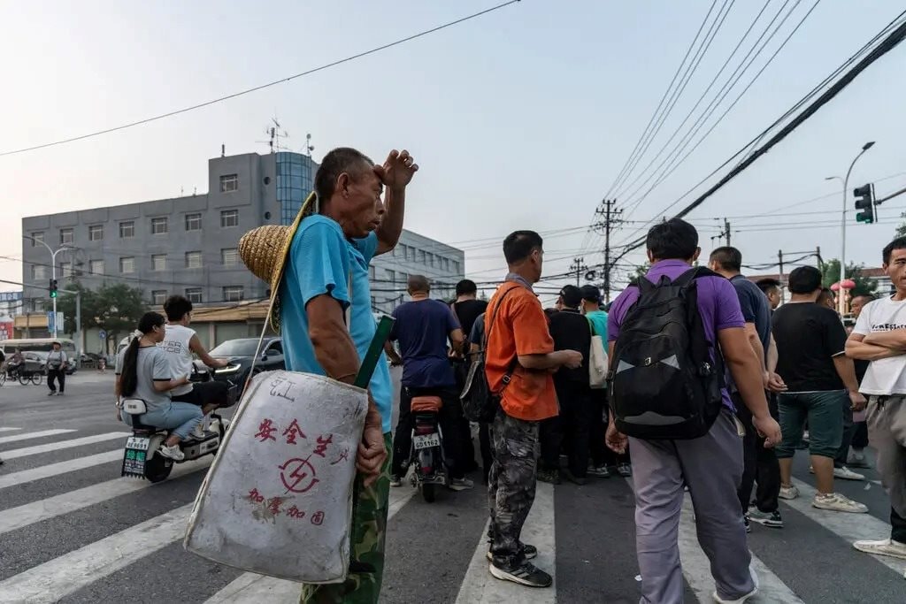 Buồn cho những người bị bỏ lại phía sau tại nền kinh tế lớn thứ 2 thế giới: Mất việc vì “quá tuổi”, lên thủ đô tìm việc từ tờ mờ sáng, “việc ít, người đông”, tiền công lại bị môi giới cắt xén- Ảnh 3. Buồn cho những người bị bỏ lại phía sau tại nền kinh tế lớn thứ 2 thế giới: Mất việc vì “quá tuổi”, lên thủ đô tìm việc từ tờ mờ sáng, “việc ít, người đông”, tiền công lại bị môi giới cắt xén- Ảnh 3.
