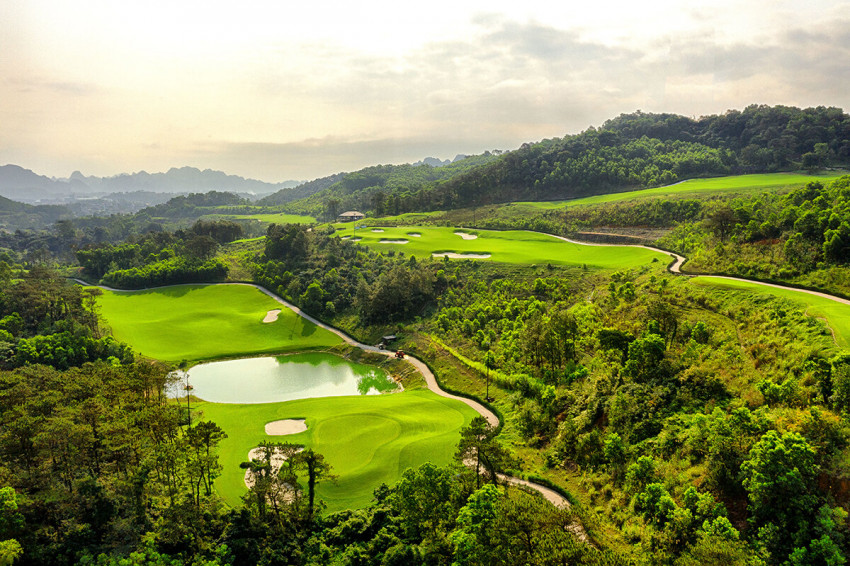 1 sân golf ở Việt Nam có vị trí nhìn thẳng ra vịnh biển, cách trung tâm hơn 10 phút di chuyển, được tạp chí Mỹ khẳng định: Đẹp top 3 thế giới- Ảnh 2.