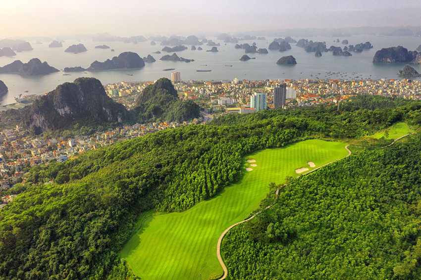 1 sân golf ở Việt Nam có vị trí nhìn thẳng ra vịnh biển, cách trung tâm hơn 10 phút di chuyển, được tạp chí Mỹ khẳng định: Đẹp top 3 thế giới- Ảnh 1.