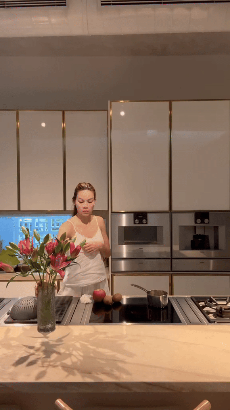Một ngày của Hà Hồ gây sốt TikTok: Đẹp thôi chưa đủ, ghi điểm nhất là cách dạy con "chuẩn sách giáo khoa"!- Ảnh 1.