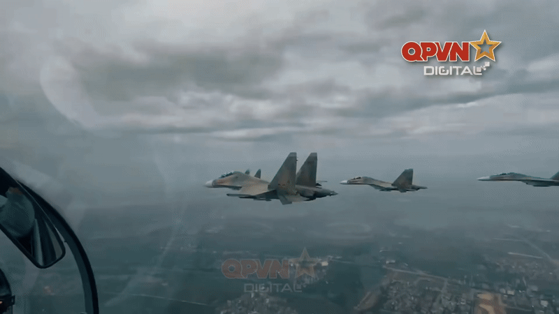 [CLIP] Phi công SU-30MK2 đưa tay chào cực nghệ khi chao lượn trên bầu trời Hà Nội, tiến về Ba Đình- Ảnh 1.