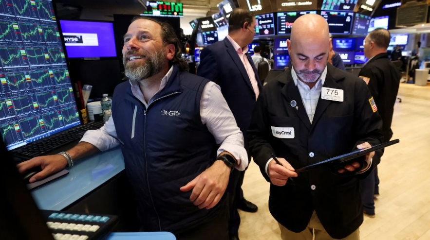 Chứng khoán Mỹ tăng dựng đứng, Dow Jones nhảy vọt 900 điểm, xác suất Fed cắt giảm lãi suất tháng tới trên 90% sau phát biểu của ông Powell- Ảnh 1. Chứng khoán Mỹ tăng dựng đứng, Dow Jones nhảy vọt 900 điểm, xác suất Fed cắt giảm lãi suất tháng tới trên 90% sau phát biểu của ông Powell- Ảnh 1.
