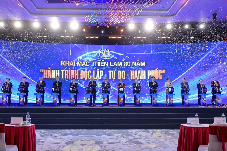Thủ tướng biểu dương Vingroup: "Vượt nắng, thắng mưa, không thua gió bão" để hoàn thành top 10 trung tâm triển lãm lớn nhất thế giới- Ảnh 2. Thủ tướng biểu dương Vingroup: "Vượt nắng, thắng mưa, không thua gió bão" để hoàn thành top 10 trung tâm triển lãm lớn nhất thế giới- Ảnh 2.