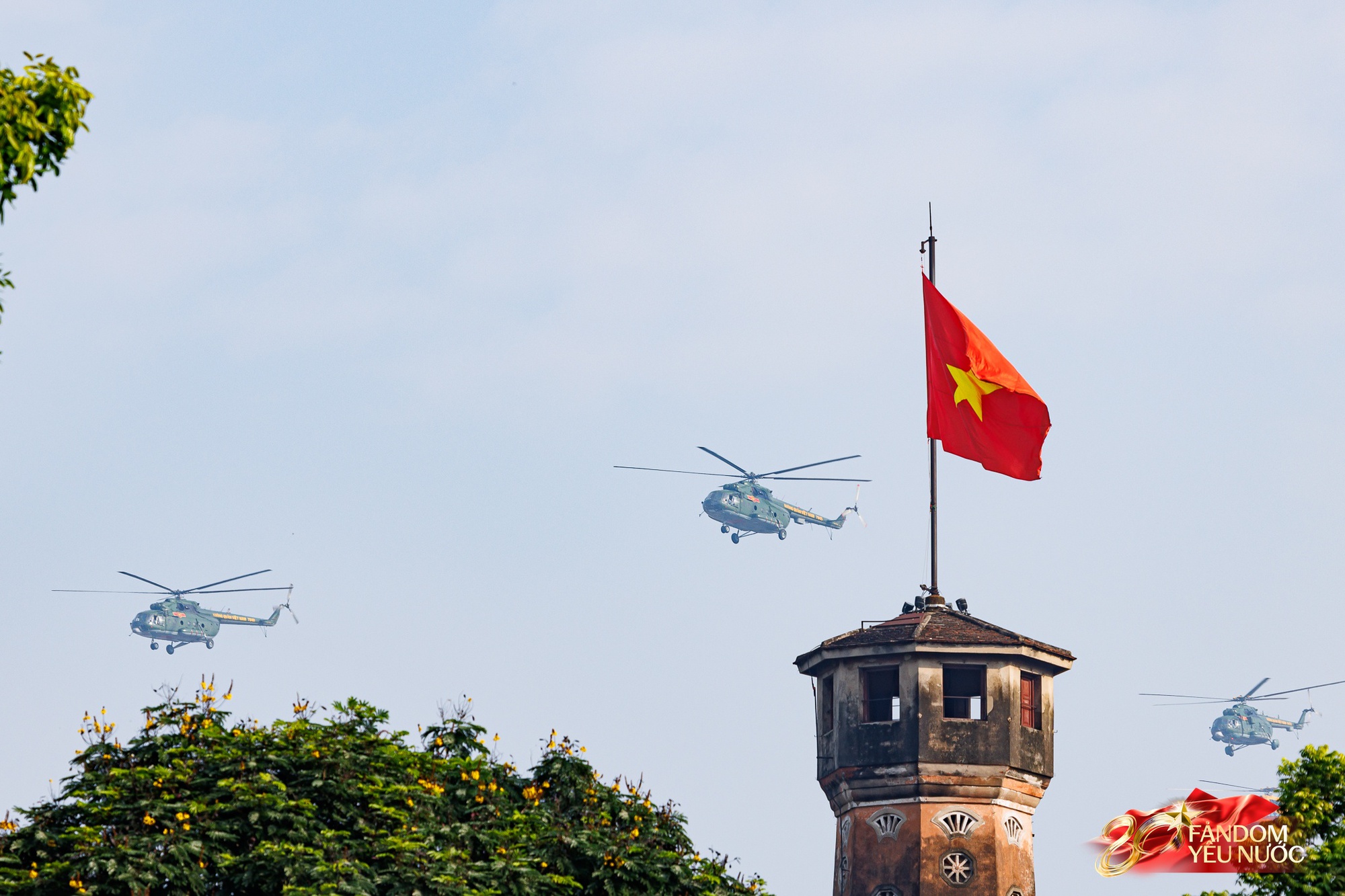 Dưới bầu trời hòa bình: Dàn máy bay hợp luyện trình diễn đầy kiêu hãnh trong tiếng hò reo của người dân Thủ đô- Ảnh 2. Dưới bầu trời hòa bình: Dàn máy bay hợp luyện trình diễn đầy kiêu hãnh trong tiếng hò reo của người dân Thủ đô- Ảnh 2.