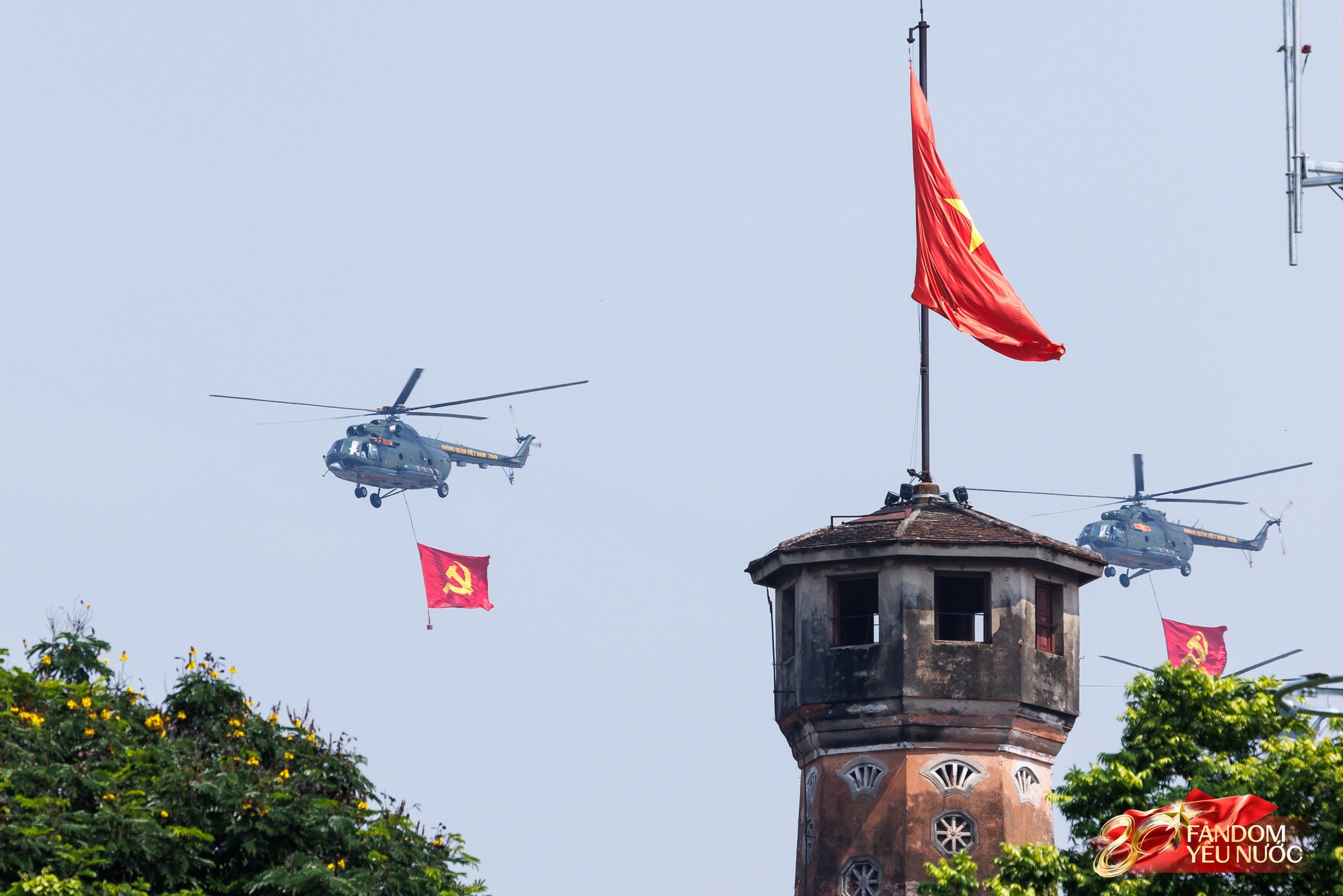 Dưới bầu trời hòa bình: Dàn máy bay hợp luyện trình diễn đầy kiêu hãnh trong tiếng hò reo của người dân Thủ đô- Ảnh 11. Dưới bầu trời hòa bình: Dàn máy bay hợp luyện trình diễn đầy kiêu hãnh trong tiếng hò reo của người dân Thủ đô- Ảnh 11.