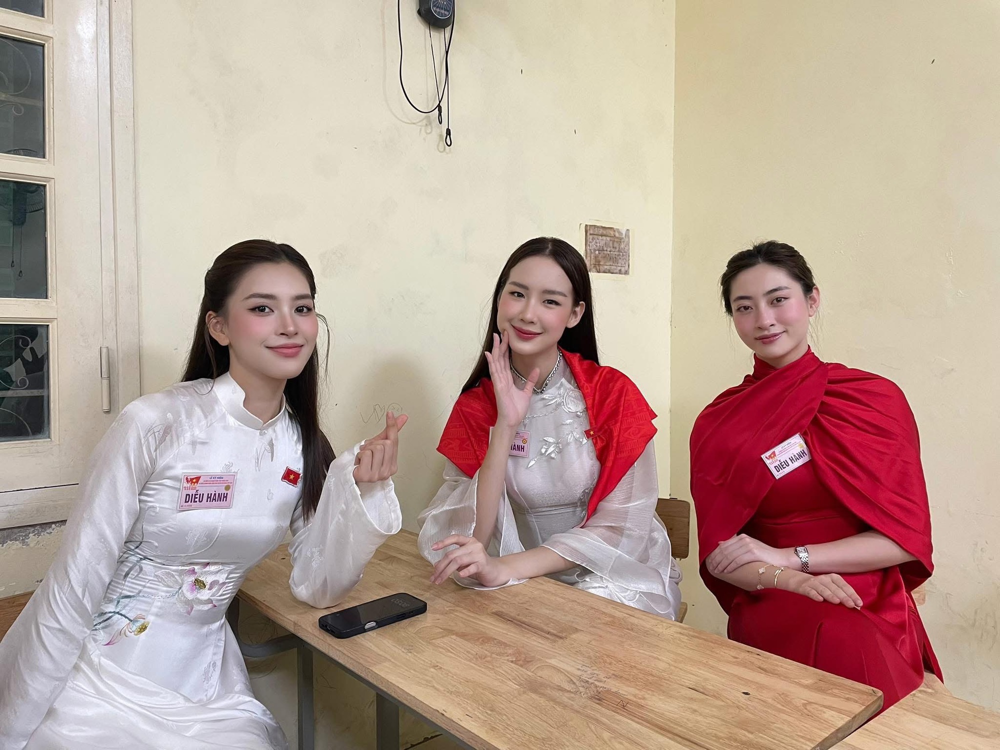 Dàn nghệ sĩ tươi rói trước thềm Tổng duyệt diễu hành 2/9: MONO và Hoà Minzy được người dân vây kín, nữ diễn viên là Thượng uý công an gây sốt!- Ảnh 14. Dàn nghệ sĩ tươi rói trước thềm Tổng duyệt diễu hành 2/9: MONO và Hoà Minzy được người dân vây kín, nữ diễn viên là Thượng uý công an gây sốt!- Ảnh 14.