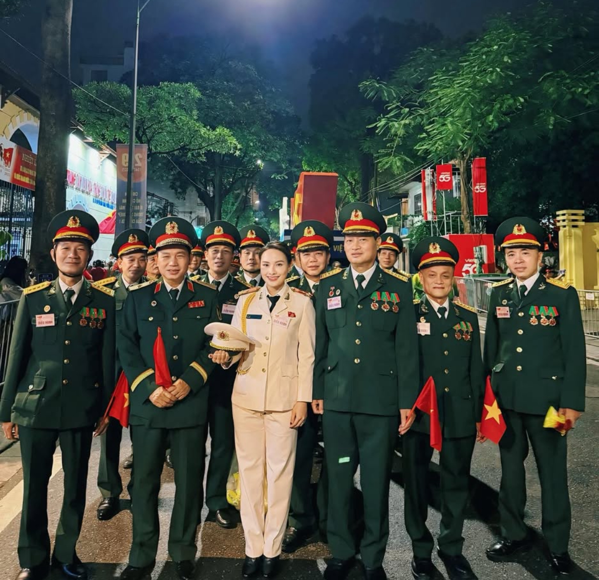 Dàn nghệ sĩ tươi rói trước thềm Tổng duyệt diễu hành 2/9: MONO và Hoà Minzy được người dân vây kín, nữ diễn viên là Thượng uý công an gây sốt!- Ảnh 27. Dàn nghệ sĩ tươi rói trước thềm Tổng duyệt diễu hành 2/9: MONO và Hoà Minzy được người dân vây kín, nữ diễn viên là Thượng uý công an gây sốt!- Ảnh 27.
