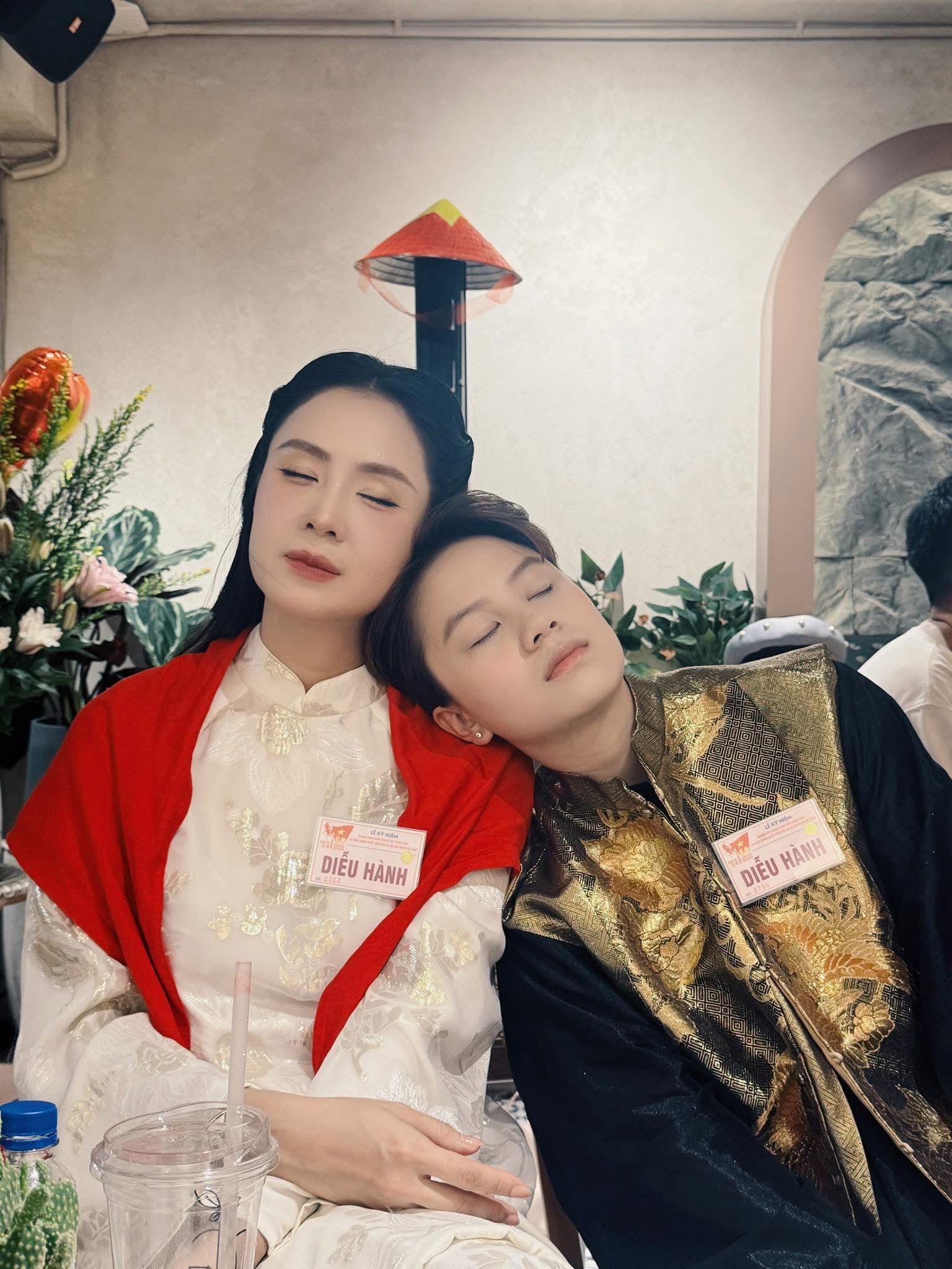 Dàn nghệ sĩ tươi rói trước thềm Tổng duyệt diễu hành 2/9: MONO và Hoà Minzy được người dân vây kín, nữ diễn viên là Thượng uý công an gây sốt!- Ảnh 13. Dàn nghệ sĩ tươi rói trước thềm Tổng duyệt diễu hành 2/9: MONO và Hoà Minzy được người dân vây kín, nữ diễn viên là Thượng uý công an gây sốt!- Ảnh 13.