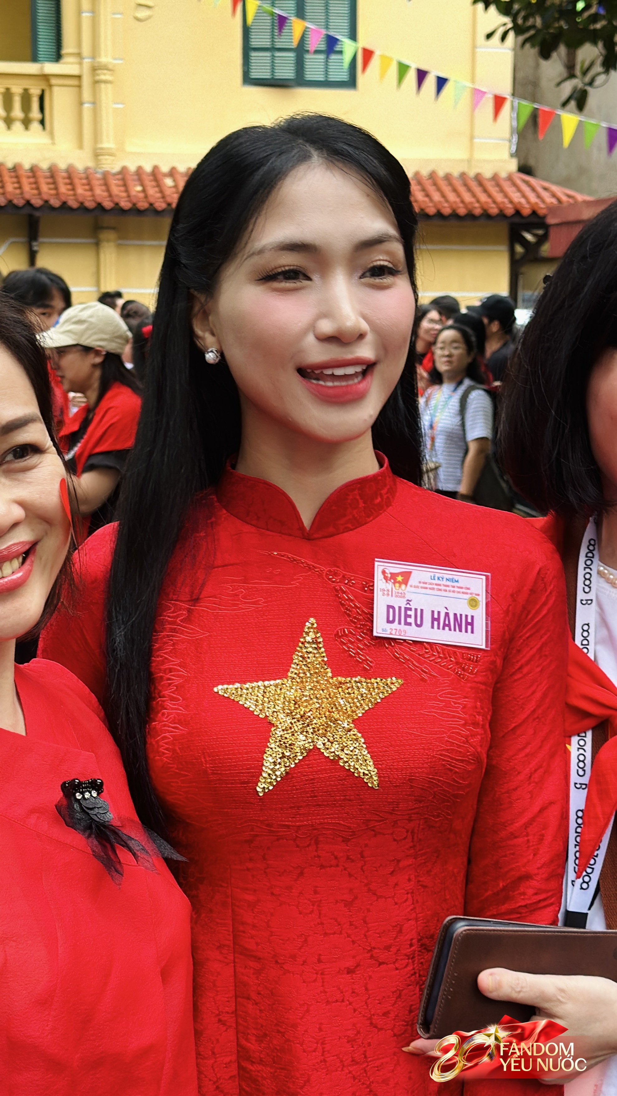 Dàn nghệ sĩ tươi rói trước thềm Tổng duyệt diễu hành 2/9: MONO và Hoà Minzy được người dân vây kín, nữ diễn viên là Thượng uý công an gây sốt!- Ảnh 5. Dàn nghệ sĩ tươi rói trước thềm Tổng duyệt diễu hành 2/9: MONO và Hoà Minzy được người dân vây kín, nữ diễn viên là Thượng uý công an gây sốt!- Ảnh 5.