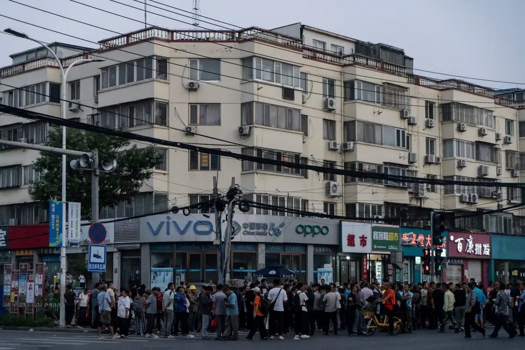 Buồn cho những người bị bỏ lại phía sau tại nền kinh tế lớn thứ 2 thế giới: Mất việc vì “quá tuổi”, lên thủ đô tìm việc từ tờ mờ sáng, “việc ít, người đông”, tiền công lại bị môi giới cắt xén- Ảnh 1. Buồn cho những người bị bỏ lại phía sau tại nền kinh tế lớn thứ 2 thế giới: Mất việc vì “quá tuổi”, lên thủ đô tìm việc từ tờ mờ sáng, “việc ít, người đông”, tiền công lại bị môi giới cắt xén- Ảnh 1.