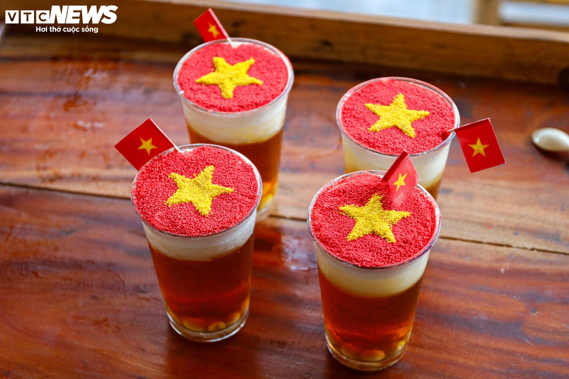 Quán cà phê Hà Nội rực sắc cờ đỏ sao vàng chào mừng 80 năm Quốc khánh 2/9- Ảnh 16.