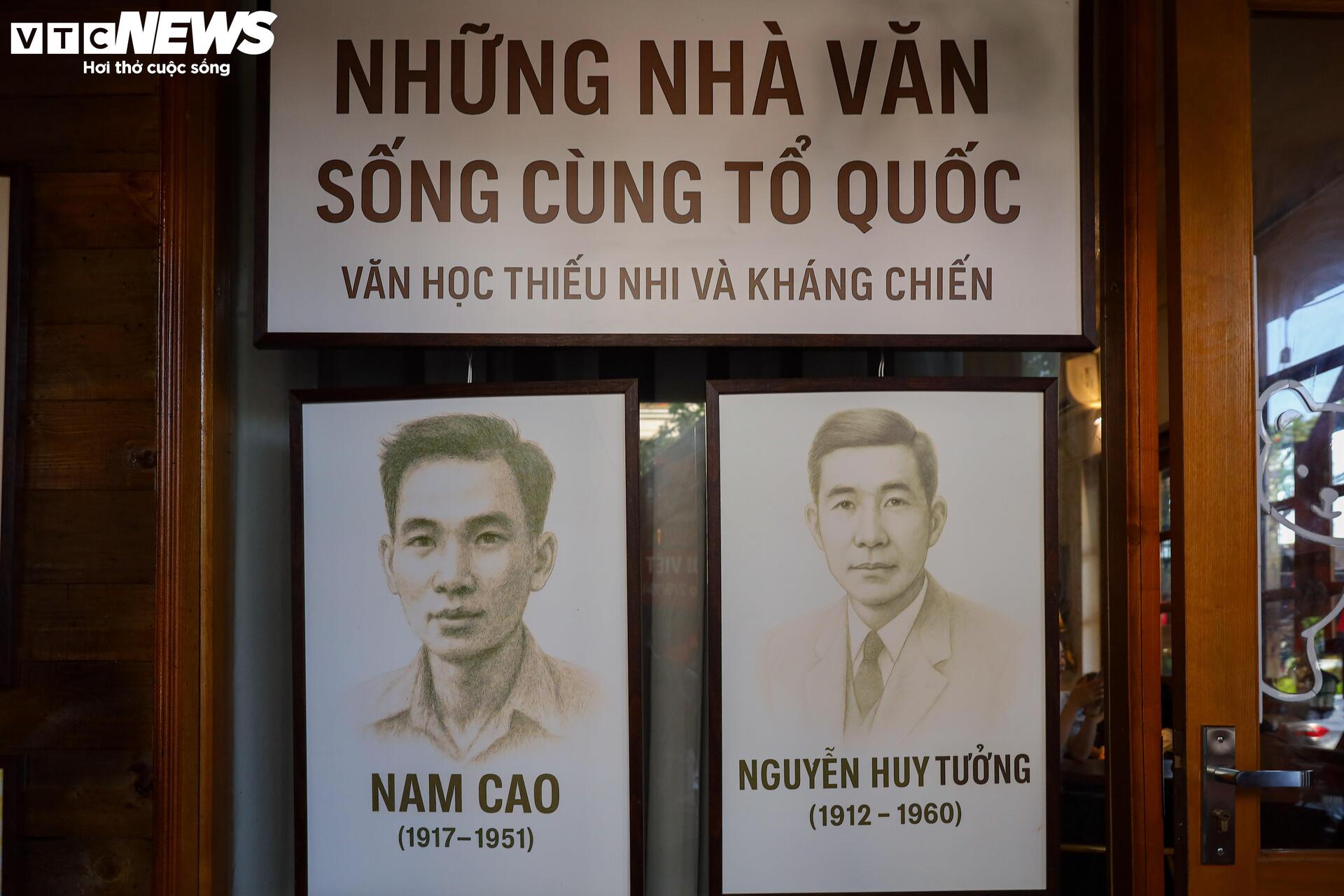 Quán cà phê Hà Nội rực sắc cờ đỏ sao vàng chào mừng 80 năm Quốc khánh 2/9- Ảnh 13.