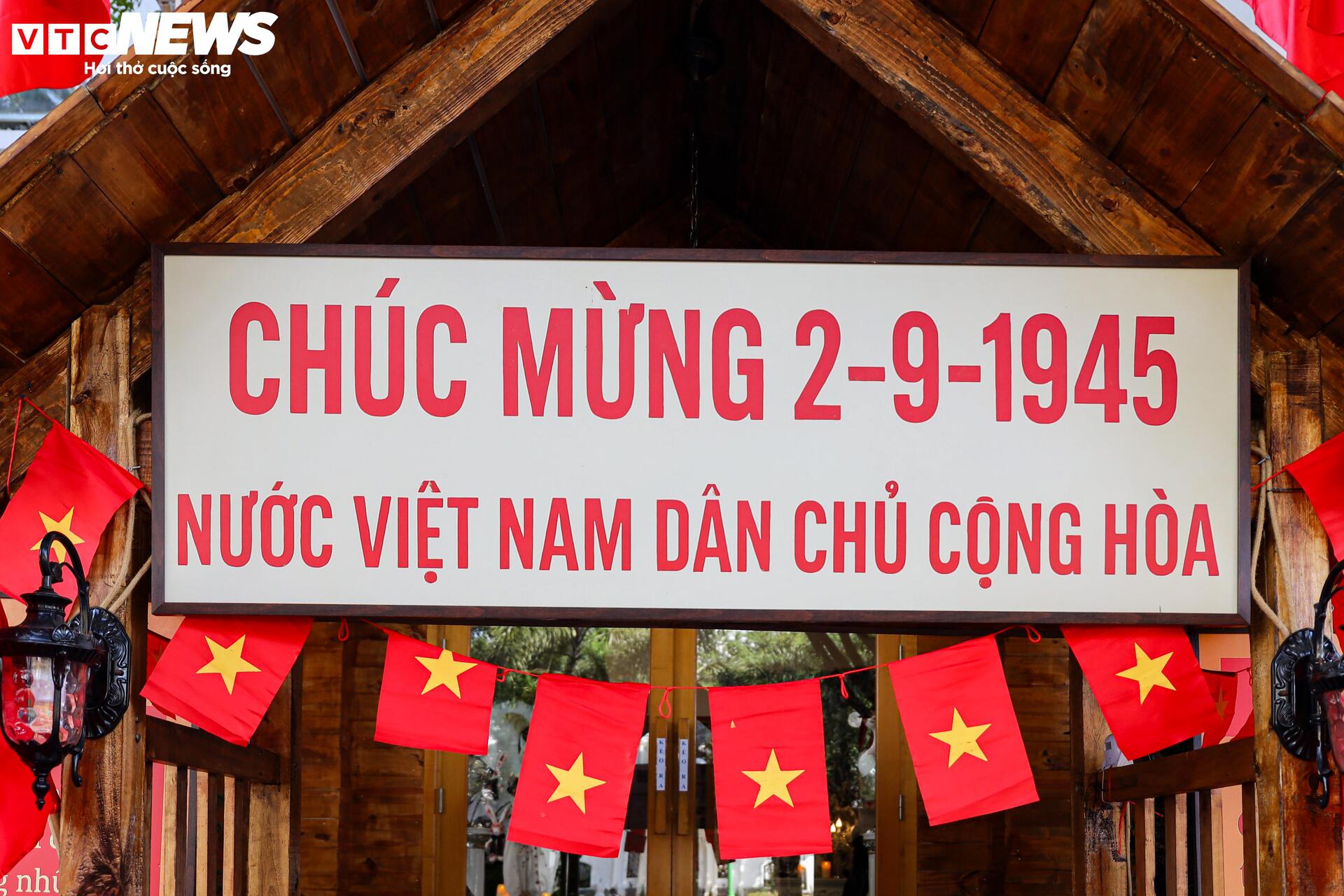 Quán cà phê Hà Nội rực sắc cờ đỏ sao vàng chào mừng 80 năm Quốc khánh 2/9- Ảnh 10.