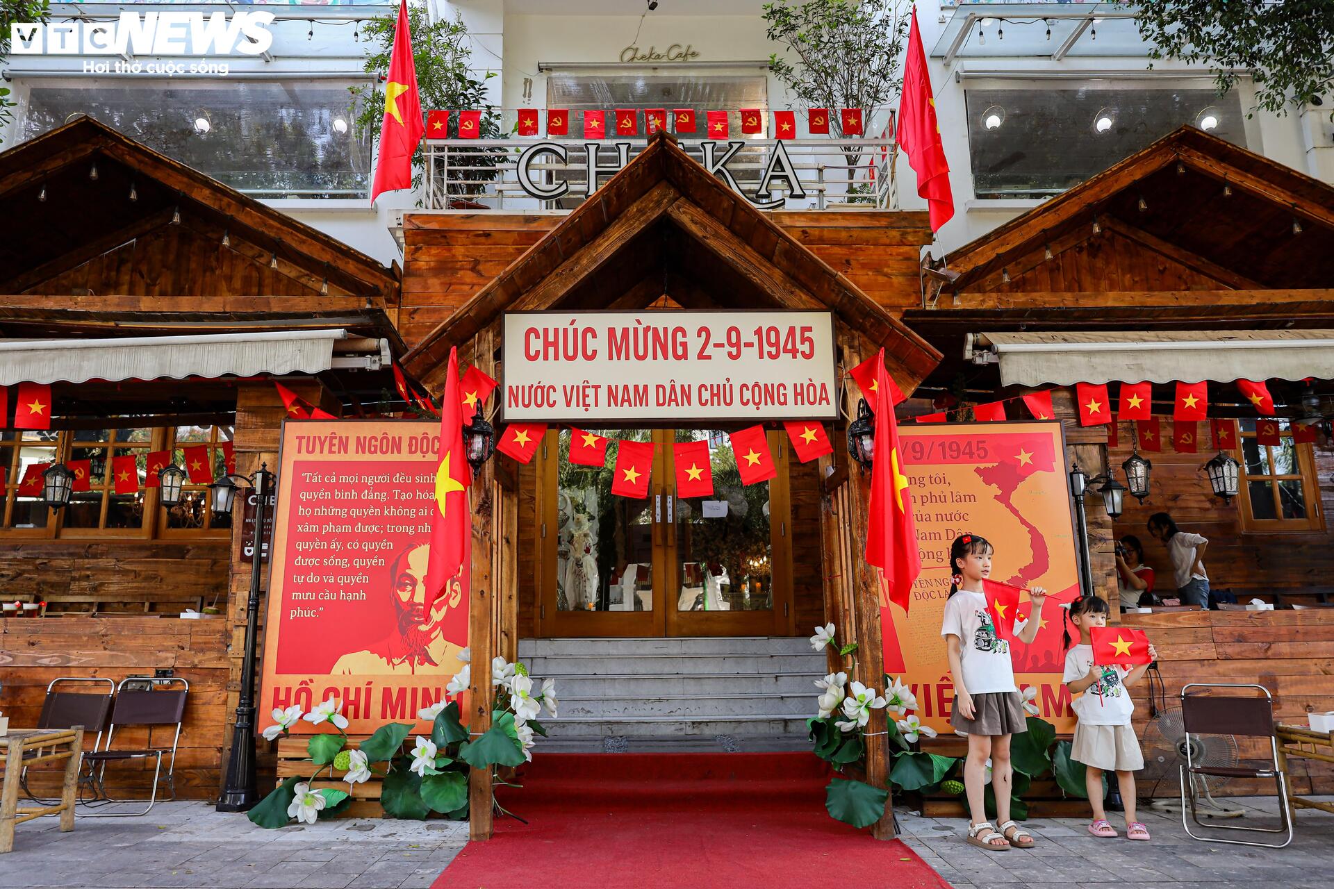 Quán cà phê Hà Nội rực sắc cờ đỏ sao vàng chào mừng 80 năm Quốc khánh 2/9- Ảnh 2.