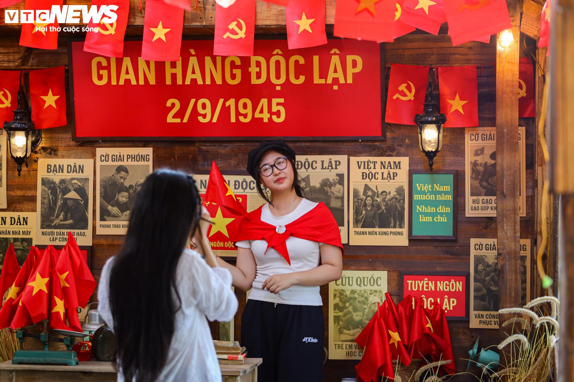 Quán cà phê Hà Nội rực sắc cờ đỏ sao vàng chào mừng 80 năm Quốc khánh 2/9- Ảnh 21.