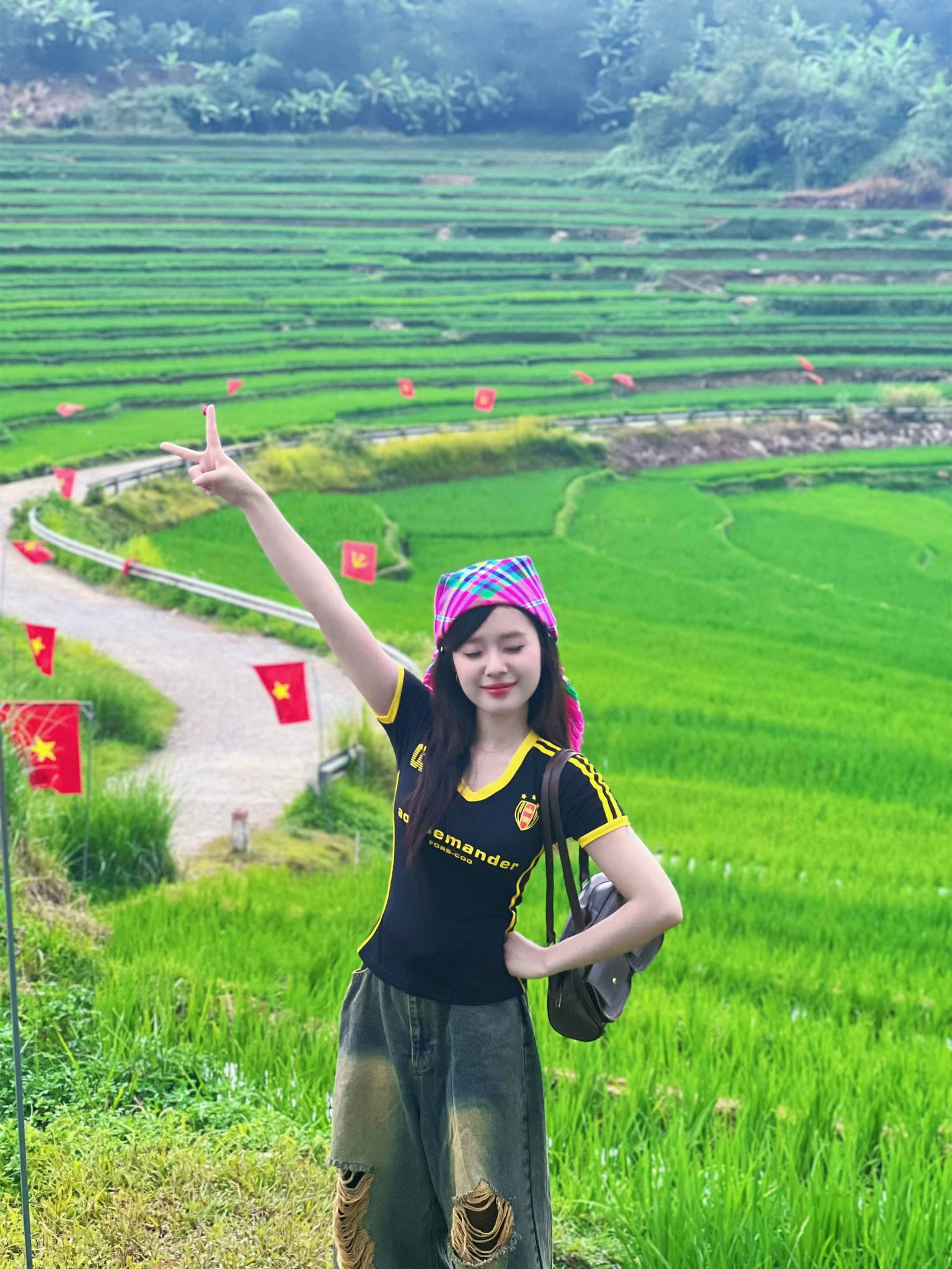 Không phải Sa Pa hay Mù Cang Chải, khung cảnh ruộng bậc thang đẹp như tranh này đang cực hot: Cung đường chữ S rực rỡ cờ đỏ sao vàng, thỏa mãn cả khách đi chill lẫn trekking khám phá- Ảnh 3.