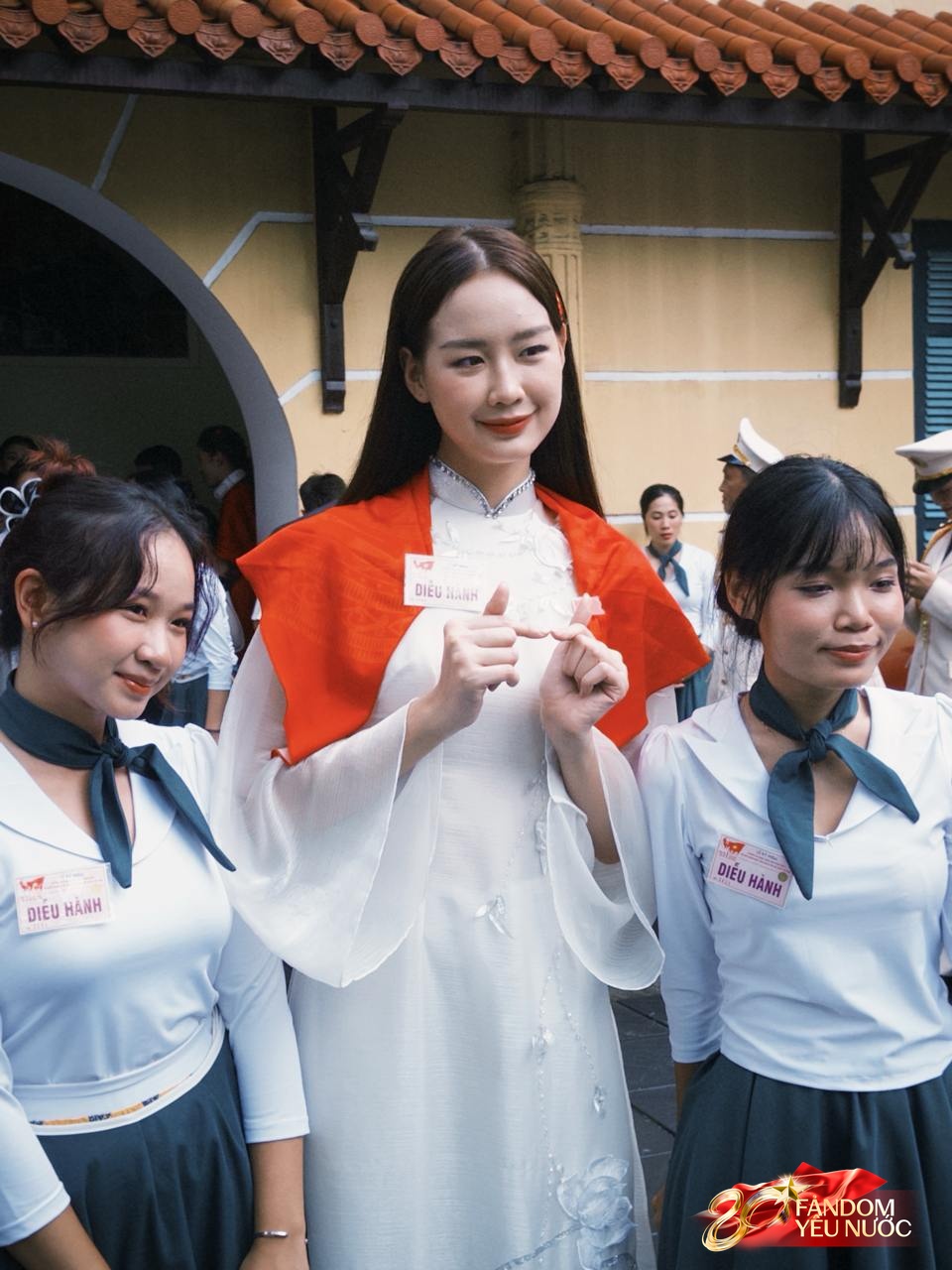 Dàn nghệ sĩ tươi rói trước thềm Tổng duyệt diễu hành 2/9: MONO và Hoà Minzy được người dân vây kín, nữ diễn viên là Thượng uý công an gây sốt!- Ảnh 16. Dàn nghệ sĩ tươi rói trước thềm Tổng duyệt diễu hành 2/9: MONO và Hoà Minzy được người dân vây kín, nữ diễn viên là Thượng uý công an gây sốt!- Ảnh 16.