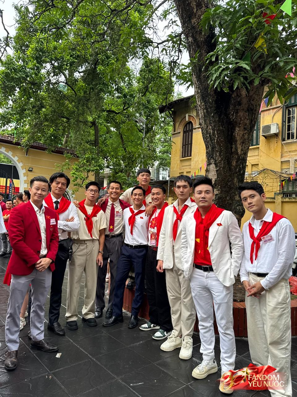 Dàn nghệ sĩ tươi rói trước thềm Tổng duyệt diễu hành 2/9: MONO và Hoà Minzy được người dân vây kín, nữ diễn viên là Thượng uý công an gây sốt!- Ảnh 9. Dàn nghệ sĩ tươi rói trước thềm Tổng duyệt diễu hành 2/9: MONO và Hoà Minzy được người dân vây kín, nữ diễn viên là Thượng uý công an gây sốt!- Ảnh 9.