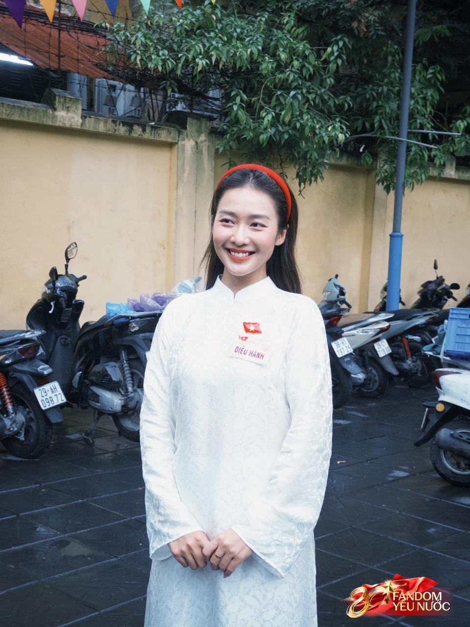Dàn nghệ sĩ tươi rói trước thềm Tổng duyệt diễu hành 2/9: MONO và Hoà Minzy được người dân vây kín, nữ diễn viên là Thượng uý công an gây sốt!- Ảnh 17. Dàn nghệ sĩ tươi rói trước thềm Tổng duyệt diễu hành 2/9: MONO và Hoà Minzy được người dân vây kín, nữ diễn viên là Thượng uý công an gây sốt!- Ảnh 17.