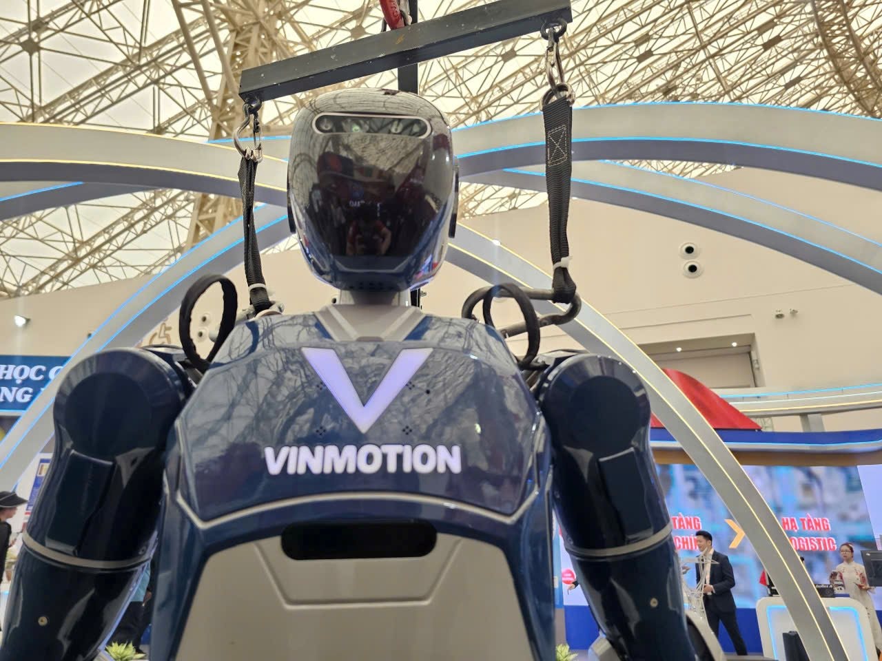 Robot hình người “Made in Vietnam” của tỷ phú Phạm Nhật Vượng làm 1 việc bất ngờ tại công trình top 10 TG- Ảnh 2. Robot hình người “Made in Vietnam” của tỷ phú Phạm Nhật Vượng làm 1 việc bất ngờ tại công trình top 10 TG- Ảnh 2.