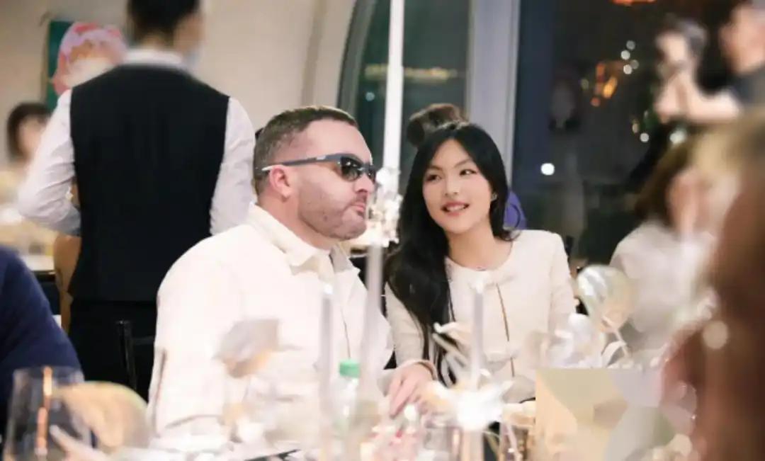 Con gái MC giàu nhất showbiz 15 tuổi đã có Rolls-Royce riêng: phong thái tài phiệt trong cốt cách, 1 cử chỉ ở sân bay nhận mưa lời khen vì cách giáo dục của mẹ- Ảnh 4.