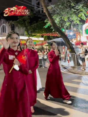 Dàn nghệ sĩ tươi rói trước thềm Tổng duyệt diễu hành 2/9: MONO và Hoà Minzy được người dân vây kín, nữ diễn viên là Thượng uý công an gây sốt!- Ảnh 1. Dàn nghệ sĩ tươi rói trước thềm Tổng duyệt diễu hành 2/9: MONO và Hoà Minzy được người dân vây kín, nữ diễn viên là Thượng uý công an gây sốt!- Ảnh 1.