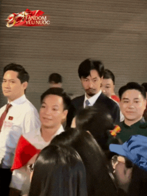 Dàn nghệ sĩ tươi rói trước thềm Tổng duyệt diễu hành 2/9: MONO và Hoà Minzy được người dân vây kín, nữ diễn viên là Thượng uý công an gây sốt!- Ảnh 3. Dàn nghệ sĩ tươi rói trước thềm Tổng duyệt diễu hành 2/9: MONO và Hoà Minzy được người dân vây kín, nữ diễn viên là Thượng uý công an gây sốt!- Ảnh 3.