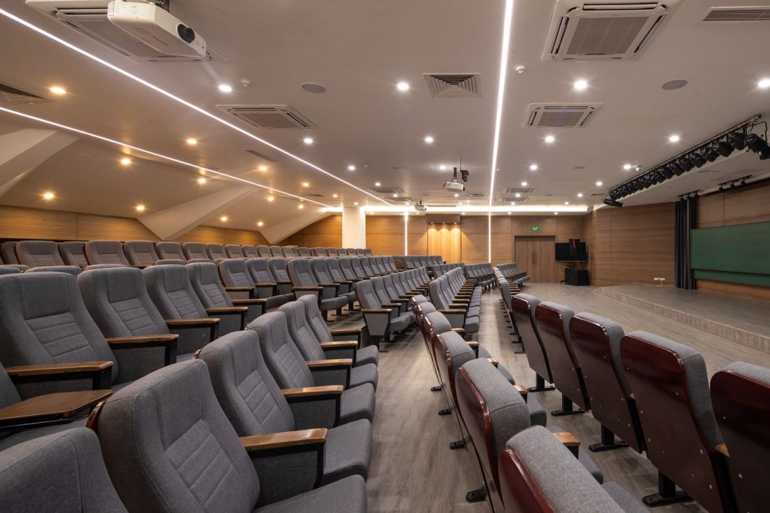 Được cải tạo từ 1 trường tiểu học cũ, công trình hơn 2.000m2 hình chữ U này gây ấn tượng với thiết kế bất đối xứng, còn giành giải quốc tế danh giá- Ảnh 3. Được cải tạo từ 1 trường tiểu học cũ, công trình hơn 2.000m2 hình chữ U này gây ấn tượng với thiết kế bất đối xứng, còn giành giải quốc tế danh giá- Ảnh 3.