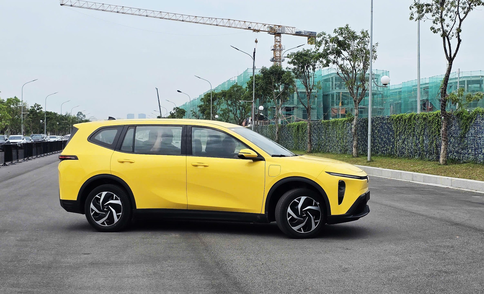 VinFast chính thức bàn giao mẫu MPV Limo Green đầu tiên cho khách hàng: giá 749 triệu đồng, trang bị xịn xò đe dọa Xpander, XL7, Veloz Cross- Ảnh 4.