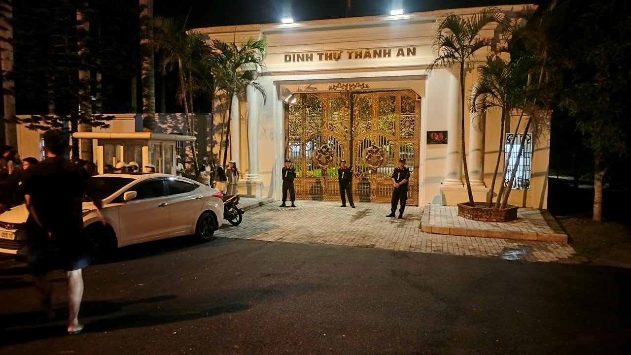 Vị đại gia khét tiếng vừa bị công an khám xét: Sở hữu tòa Bạch dinh 50.000m2 có sân bay riêng và bộ sưu tập Mercedes cổ, làm loạt dự án BĐS nghìn tỷ tại Thanh Hoá- Ảnh 4. Vị đại gia khét tiếng vừa bị công an khám xét: Sở hữu tòa Bạch dinh 50.000m2 có sân bay riêng và bộ sưu tập Mercedes cổ, làm loạt dự án BĐS nghìn tỷ tại Thanh Hoá- Ảnh 4.
