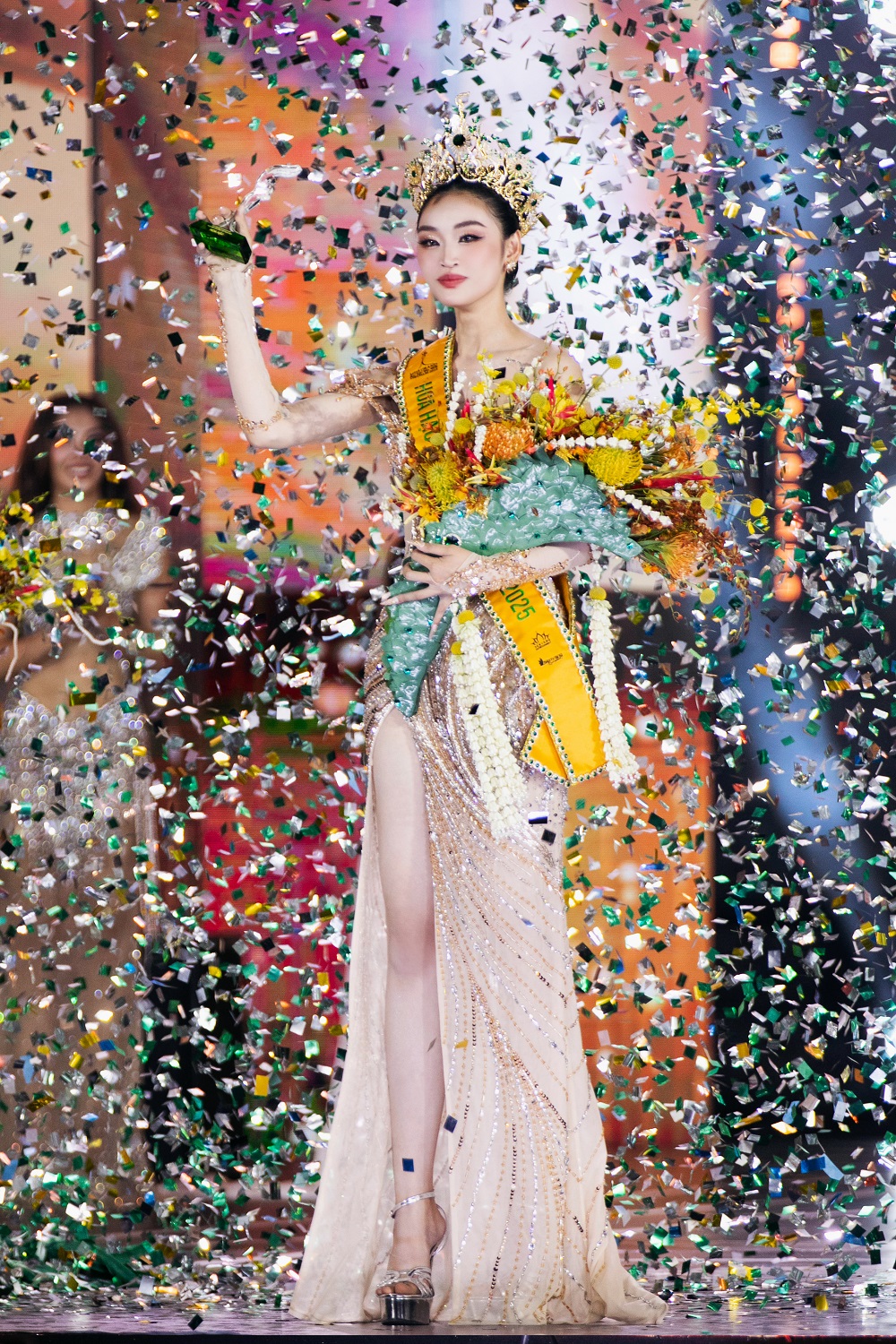 Tân hoa hậu Miss Grand Vietnam 2025: Ba phụ hồ, mẹ bán vé số, nhan sắc đời thường nổi bật- Ảnh 2. Tân hoa hậu Miss Grand Vietnam 2025: Ba phụ hồ, mẹ bán vé số, nhan sắc đời thường nổi bật- Ảnh 2.