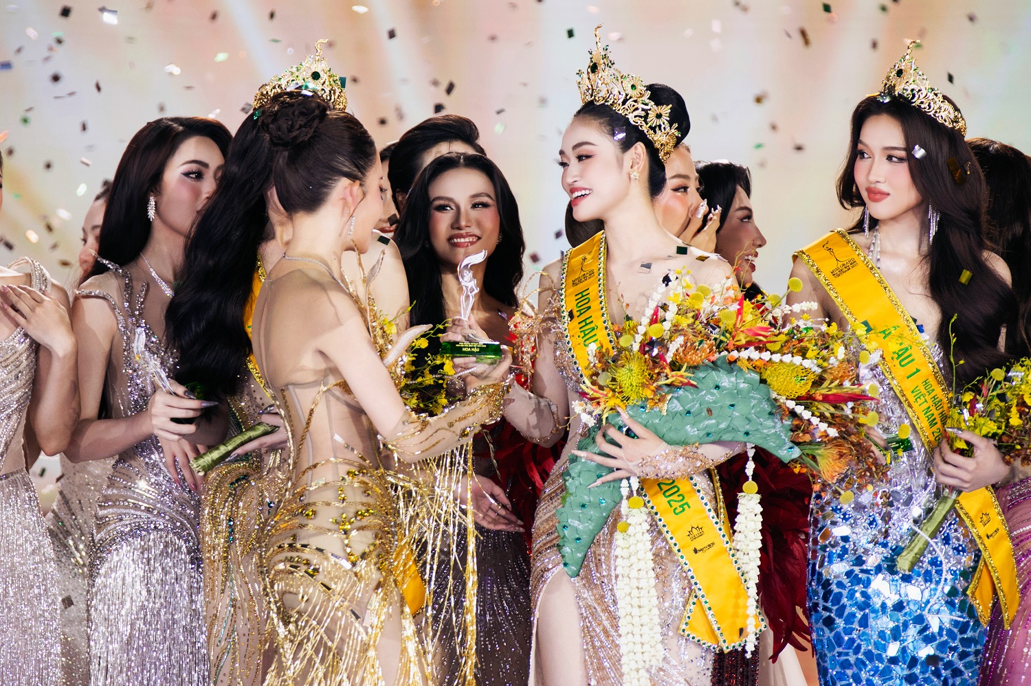 Tân hoa hậu Miss Grand Vietnam 2025: Ba phụ hồ, mẹ bán vé số, nhan sắc đời thường nổi bật- Ảnh 1. Tân hoa hậu Miss Grand Vietnam 2025: Ba phụ hồ, mẹ bán vé số, nhan sắc đời thường nổi bật- Ảnh 1.