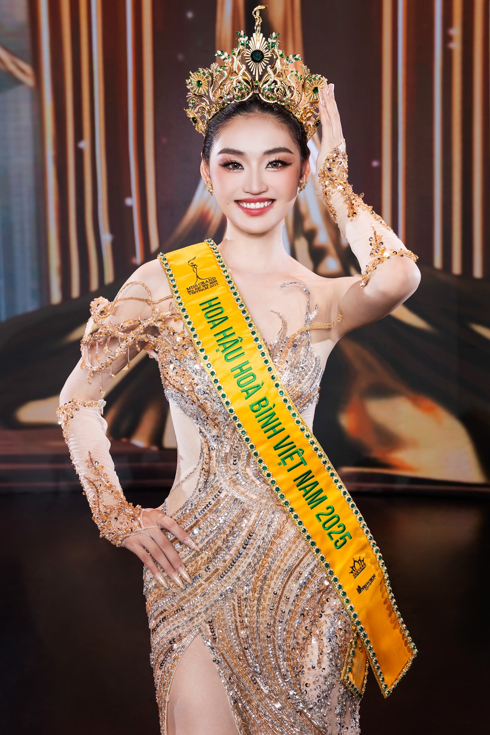 Tân hoa hậu Miss Grand Vietnam 2025: Ba phụ hồ, mẹ bán vé số, nhan sắc đời thường nổi bật- Ảnh 3. Tân hoa hậu Miss Grand Vietnam 2025: Ba phụ hồ, mẹ bán vé số, nhan sắc đời thường nổi bật- Ảnh 3.