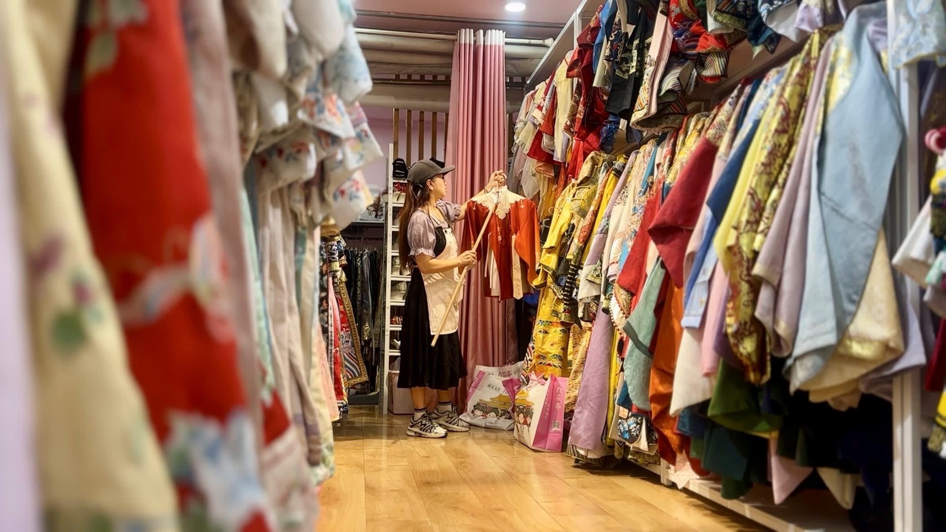 Chỉ vài ngày kiếm bằng cả tháng lương trong khi lãi ngân hàng thấp đến mức “chẳng buồn quan tâm”, chứng khoán trở thành "thỏi nam châm" hút nhà đầu tư ở quốc gia láng giềng Việt Nam- Ảnh 2.