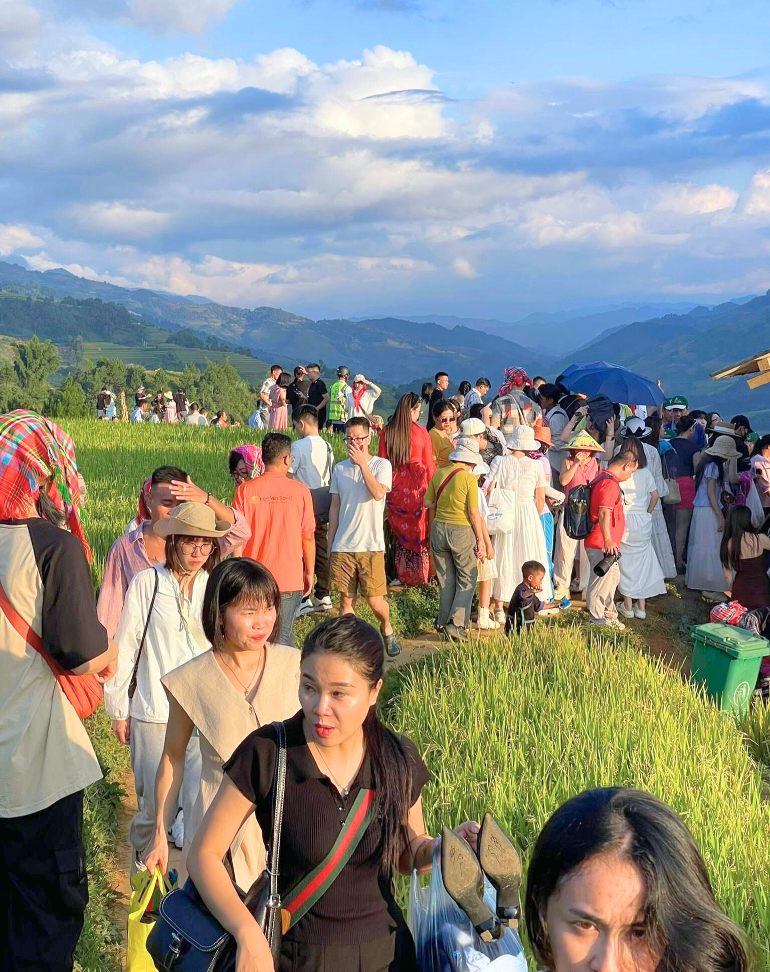 Cảnh tượng diễn ra giữa ruộng bậc thang Mù Cang Chải khiến nhiều người ngỡ ngàng: Hoá ra đây là lý do homestay thi nhau "cháy" phòng- Ảnh 4. Cảnh tượng diễn ra giữa ruộng bậc thang Mù Cang Chải khiến nhiều người ngỡ ngàng: Hoá ra đây là lý do homestay thi nhau "cháy" phòng- Ảnh 4.