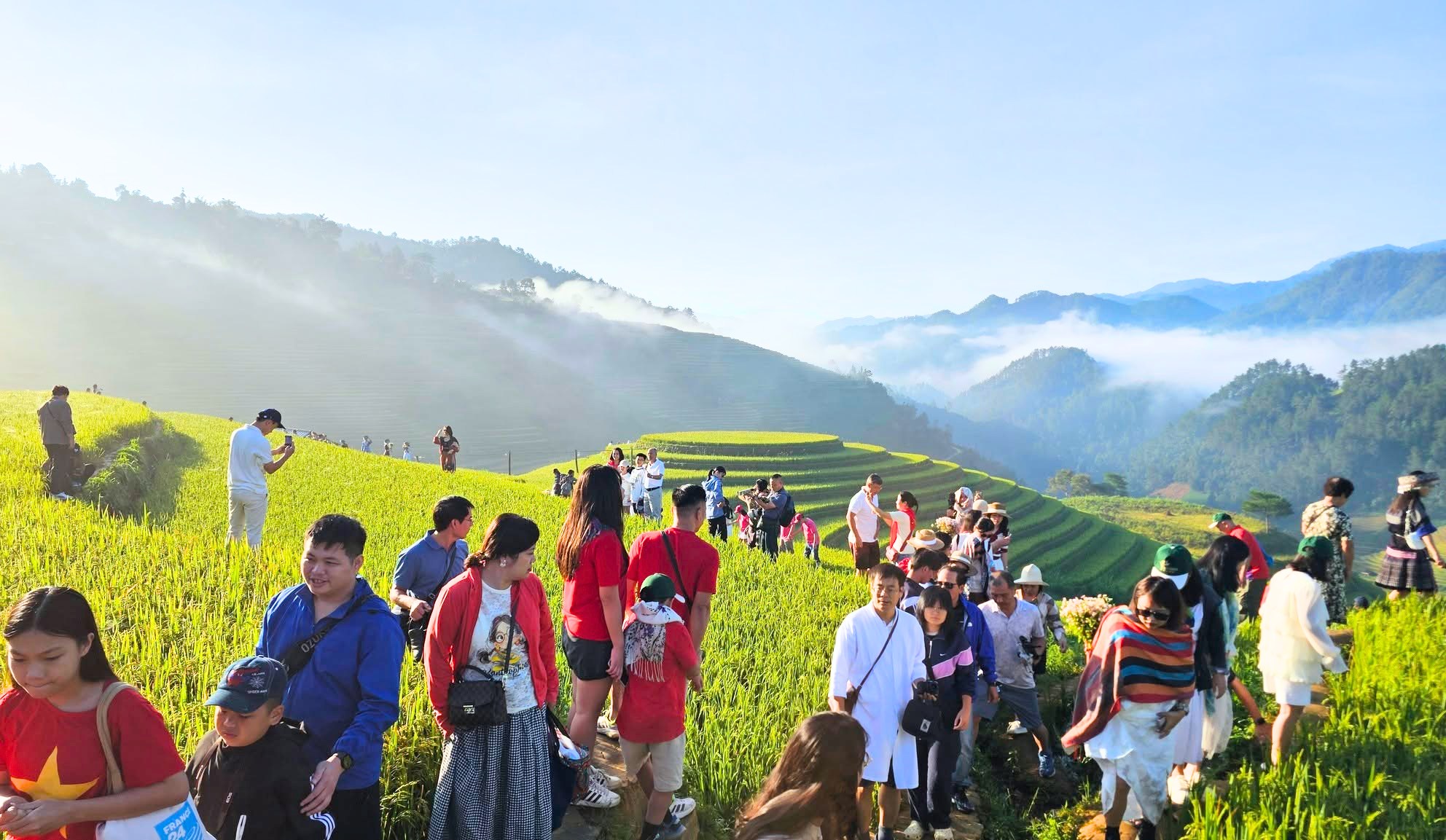 Cảnh tượng diễn ra giữa ruộng bậc thang Mù Cang Chải khiến nhiều người ngỡ ngàng: Hoá ra đây là lý do homestay thi nhau "cháy" phòng- Ảnh 1. Cảnh tượng diễn ra giữa ruộng bậc thang Mù Cang Chải khiến nhiều người ngỡ ngàng: Hoá ra đây là lý do homestay thi nhau "cháy" phòng- Ảnh 1.