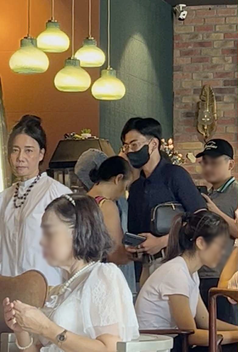 Chân dung người mẹ mời “tổng tài” ra khỏi quán cà phê: Khí chất này mới thật sự là tổng tài- Ảnh 2. Chân dung người mẹ mời “tổng tài” ra khỏi quán cà phê: Khí chất này mới thật sự là tổng tài- Ảnh 2.