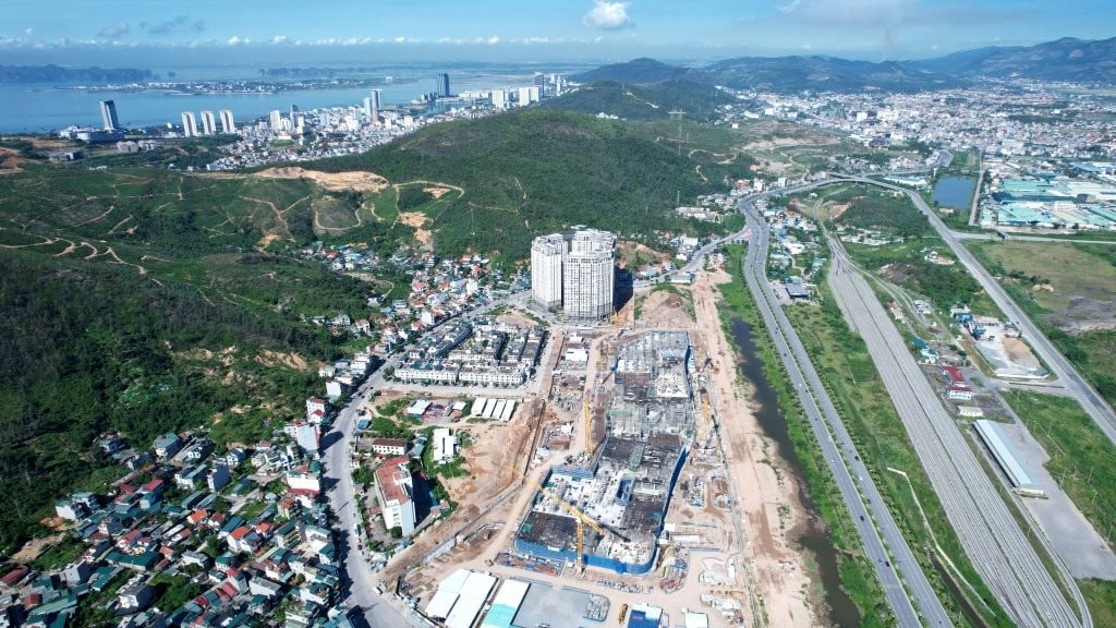 Aeon Mall Hạ Long 5.200 tỷ đồng tăng tốc: 500 – 600 kỹ sư, công nhân làm liên tục 3 ca/ngày cả cuối tuần, chủ đầu tư dự kiến khai trương vào cuối năm 2026- Ảnh 1. Aeon Mall Hạ Long 5.200 tỷ đồng tăng tốc: 500 – 600 kỹ sư, công nhân làm liên tục 3 ca/ngày cả cuối tuần, chủ đầu tư dự kiến khai trương vào cuối năm 2026- Ảnh 1.